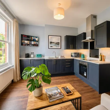 Modern 1 Double Bed-2 Single Beds Flat Centre - 5 Min Train Station-city Centre