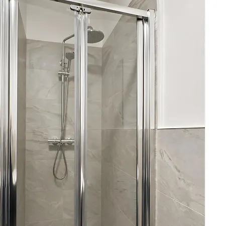 Modern 1 Double Bed-2 Single Beds Flat Centre - 5 Min Train Station-city Centre דירה *